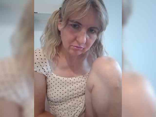Lady_in_Red webcam