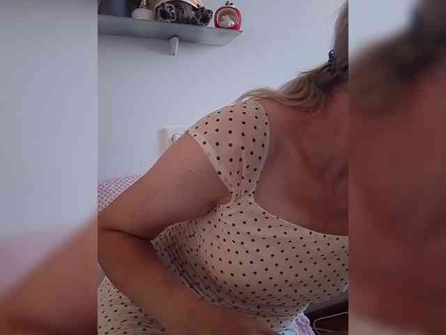 Lady_in_Red webcam
