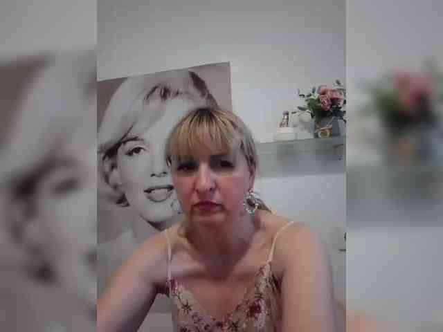 Lady_in_Red webcam