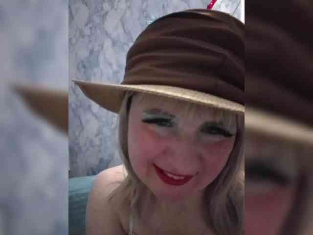 Lady_in_Red webcam