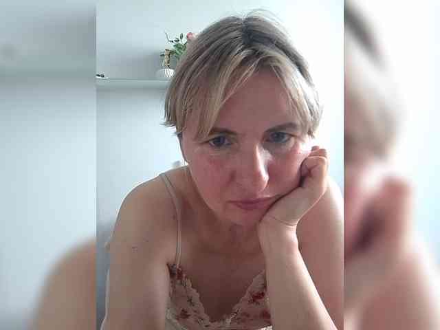 Lady_in_Red webcam