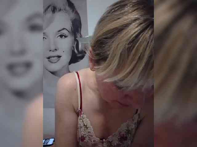 Lady_in_Red webcam