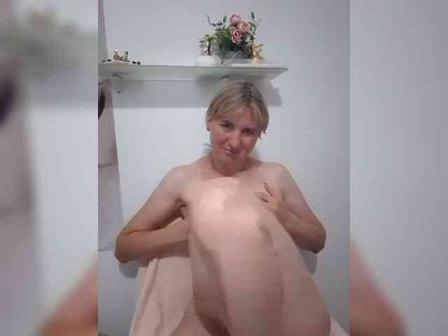 Lady_in_Red webcam