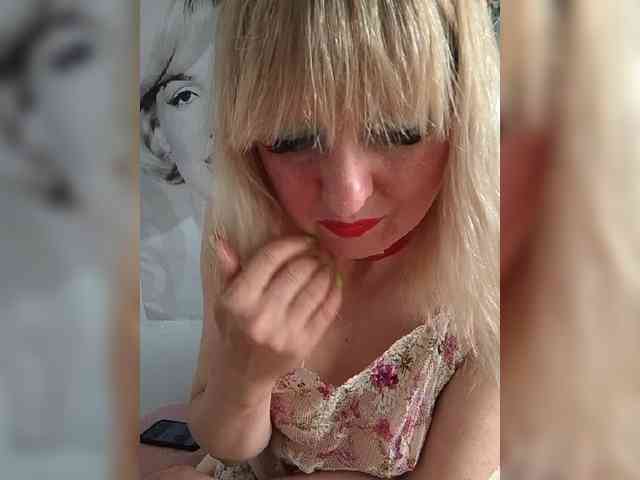 Lady_in_Red webcam