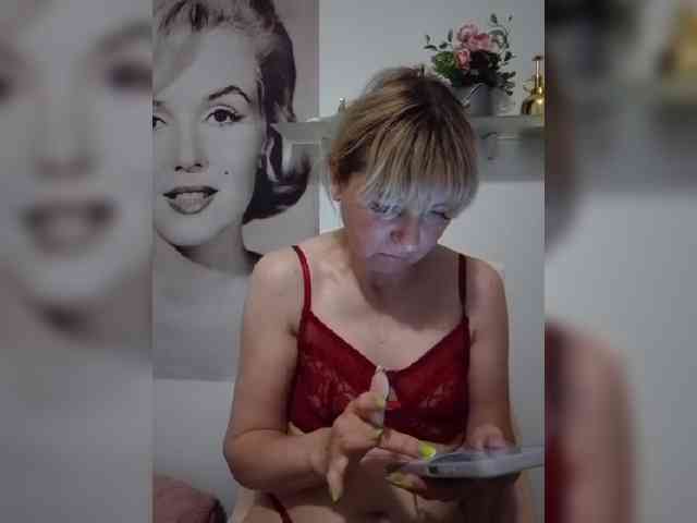 Lady_in_Red webcam