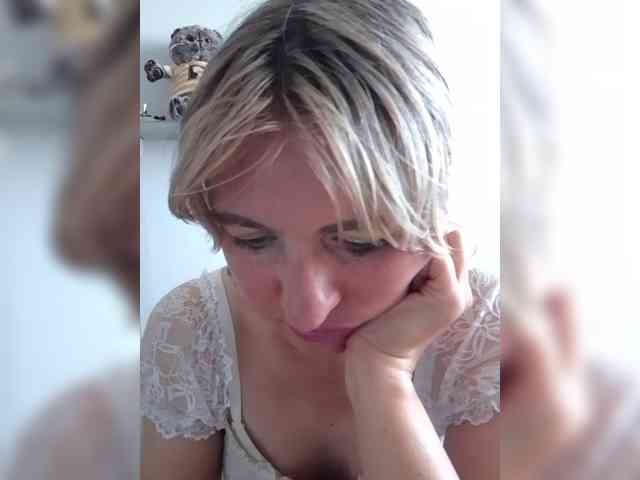 Lady_in_Red webcam