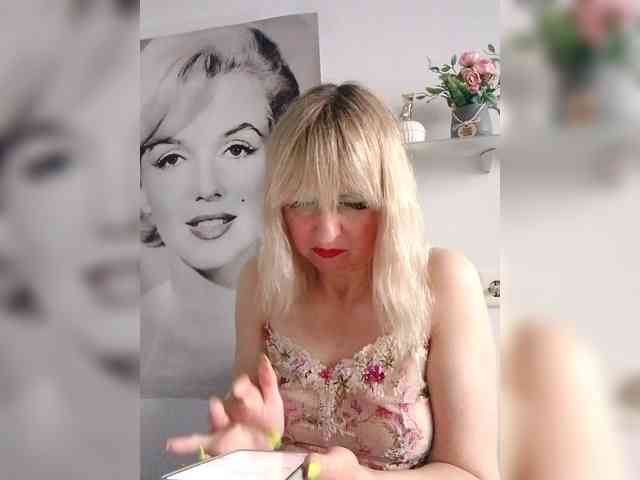 Lady_in_Red webcam