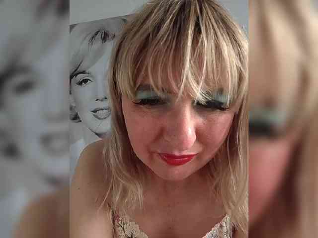Lady_in_Red webcam