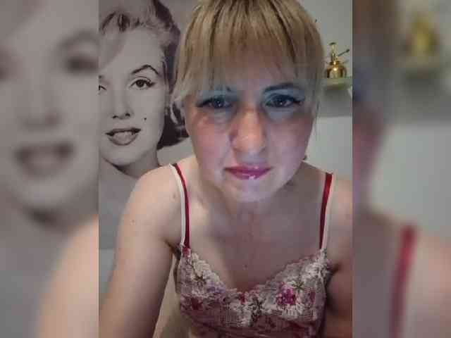 Lady_in_Red webcam