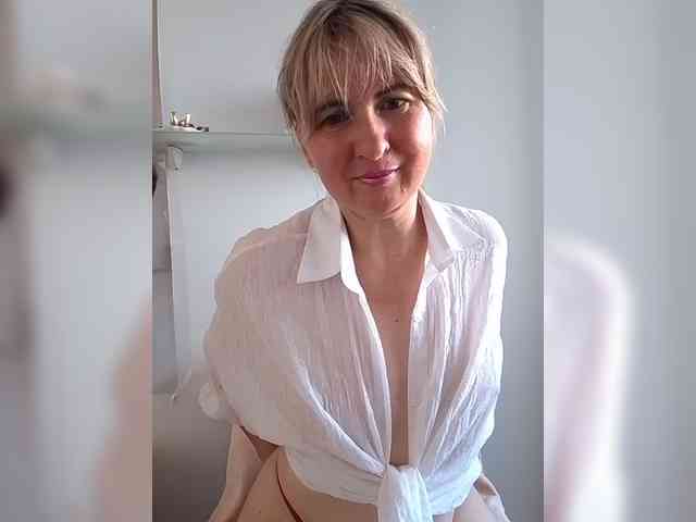 Lady_in_Red webcam
