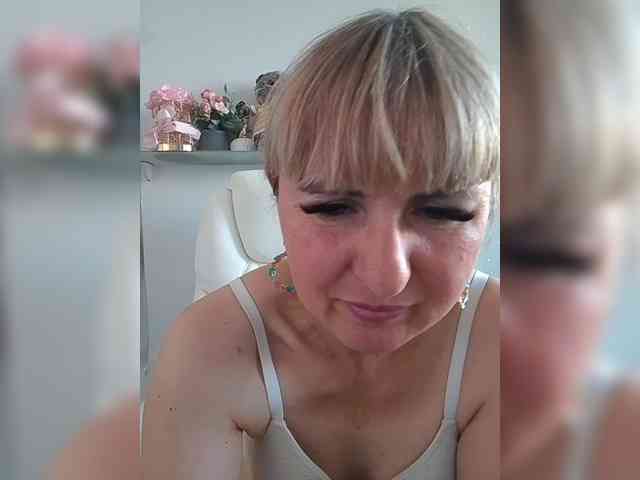 Lady_in_Red webcam