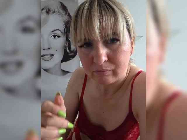 Lady_in_Red webcam
