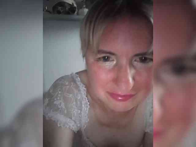 Lady_in_Red webcam