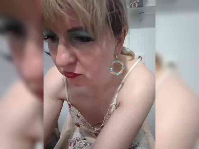 Lady_in_Red webcam