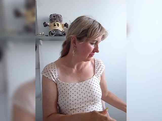Lady_in_Red webcam