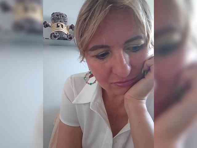 Lady_in_Red webcam