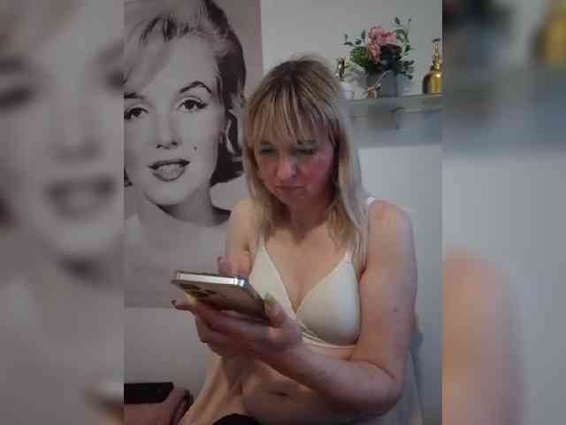 Lady_in_Red webcam