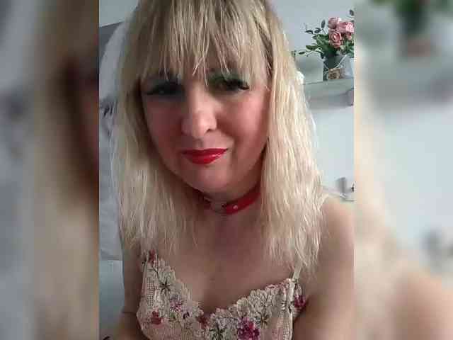 Lady_in_Red webcam