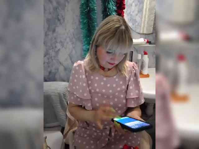 Lady_in_Red webcam