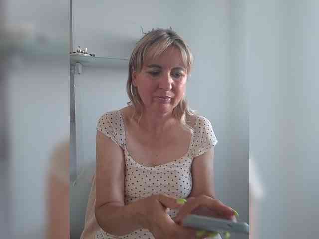 Lady_in_Red webcam