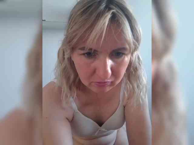 Lady_in_Red webcam