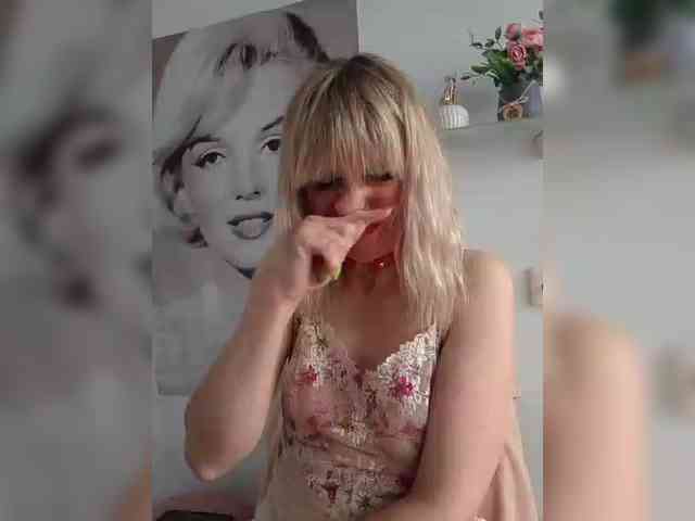 Lady_in_Red webcam