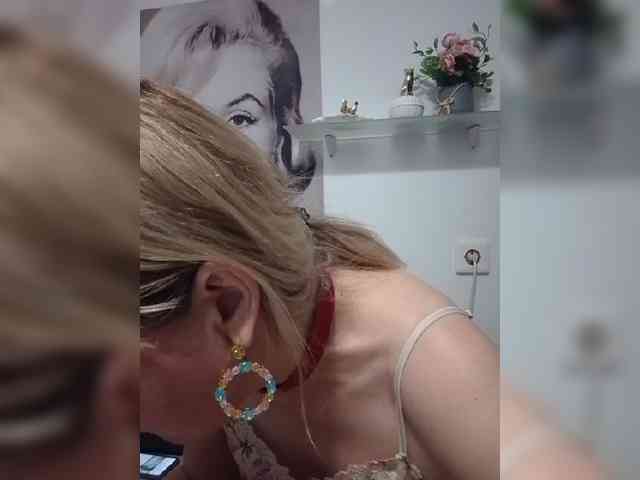 Lady_in_Red webcam