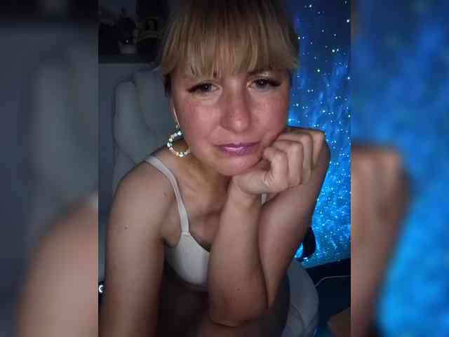 Lady_in_Red webcam