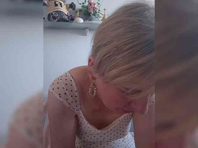Lady_in_Red webcam
