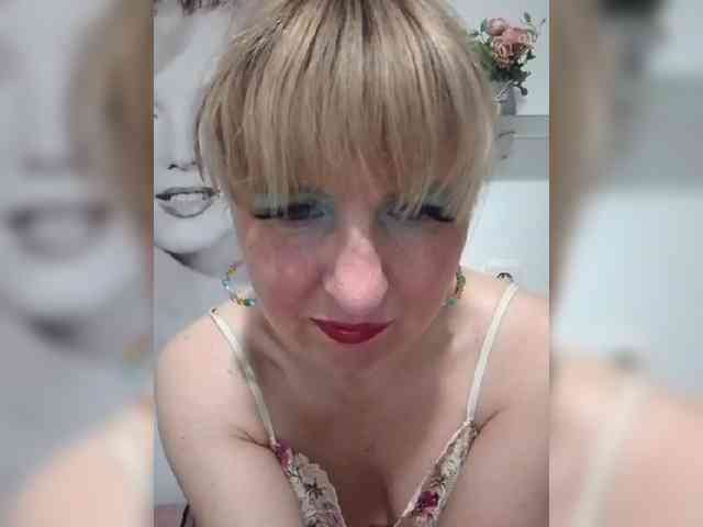 Lady_in_Red webcam