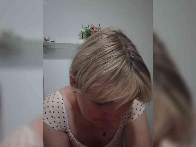 Lady_in_Red webcam
