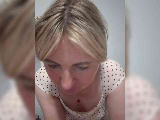 Lady_in_Red webcam