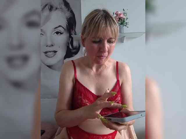 Lady_in_Red webcam