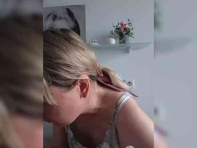 Lady_in_Red webcam