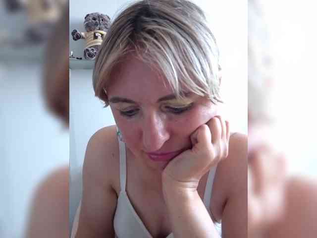 Lady_in_Red webcam