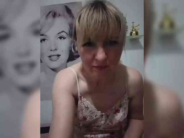 Lady_in_Red webcam