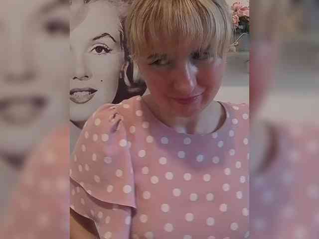 Lady_in_Red webcam