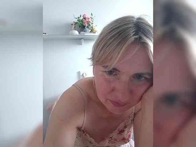 Lady_in_Red webcam