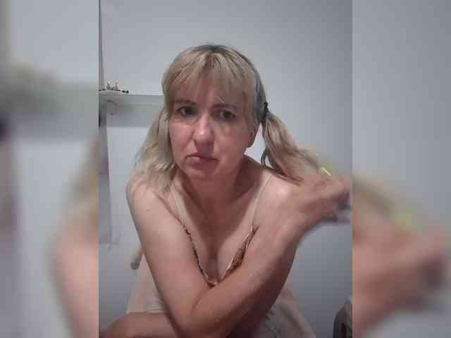 Lady_in_Red webcam