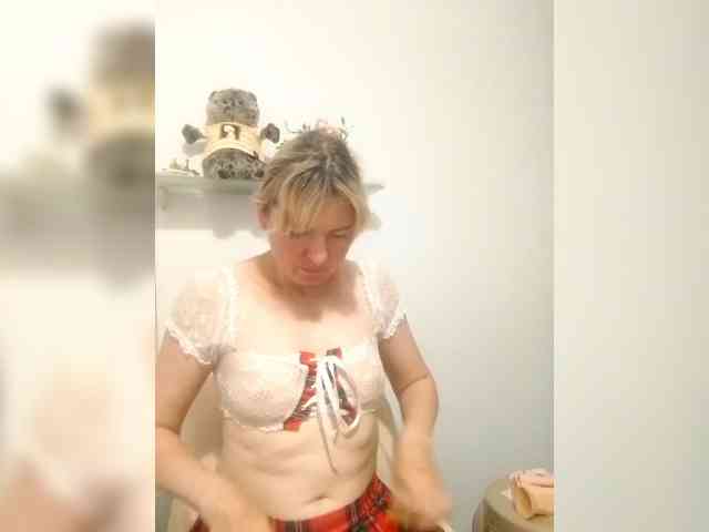 Lady_in_Red webcam
