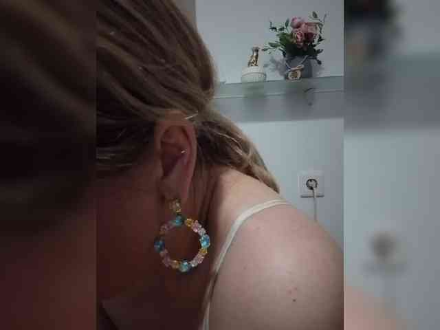 Lady_in_Red webcam
