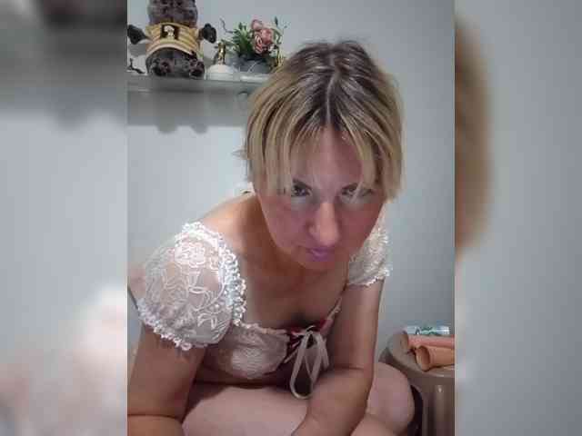 Lady_in_Red webcam