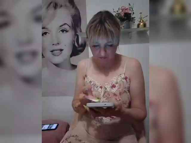 Lady_in_Red webcam