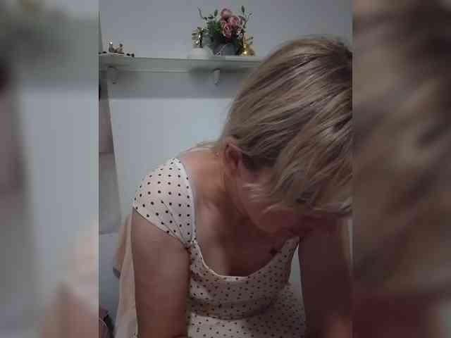 Lady_in_Red webcam