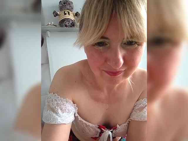 Lady_in_Red webcam
