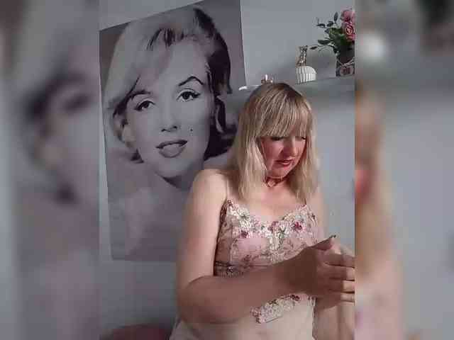 Lady_in_Red webcam