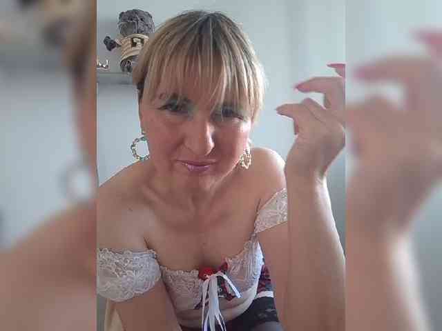 Lady_in_Red webcam