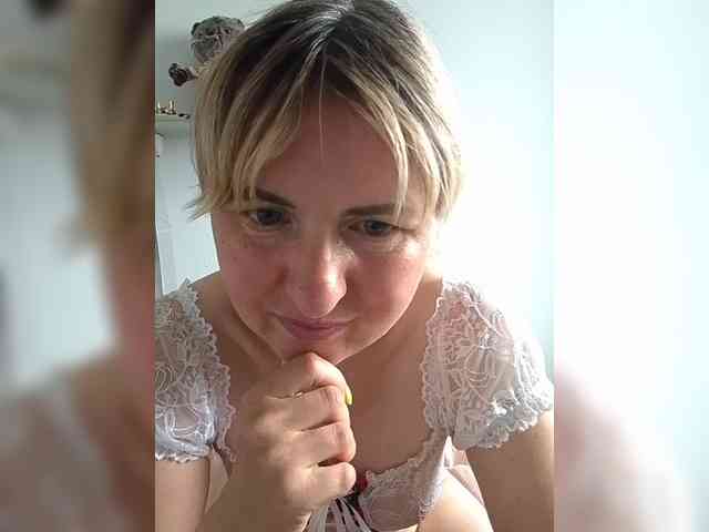 Lady_in_Red webcam