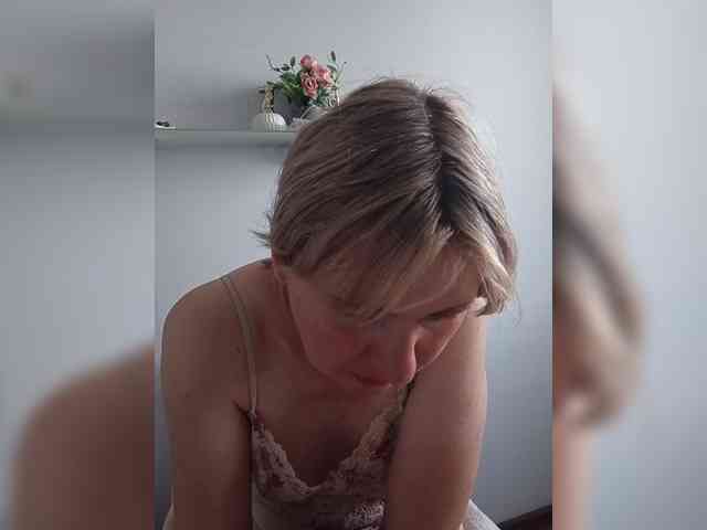 Lady_in_Red webcam