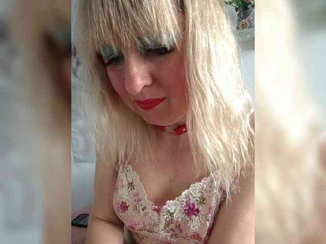 Lady_in_Red webcam